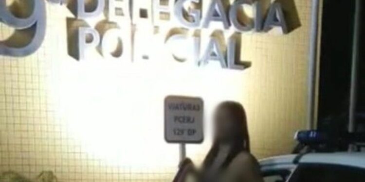 Policial civil é afastado após fazer vídeo de mulher desfilando nua em delegacia