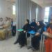 Mulheres são separadas dos homens por cortinas em sala de aula, no Afeganistão