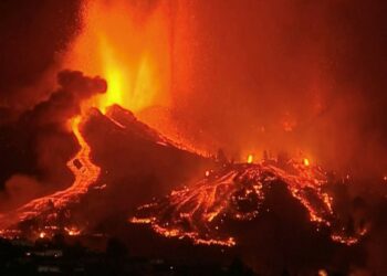 Lava do vulcão Cumbre Vieja pode causar grandes explosões e ondas ferventes ao encontrar com o mar