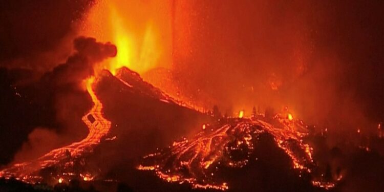Lava do vulcão Cumbre Vieja pode causar grandes explosões e ondas ferventes ao encontrar com o mar