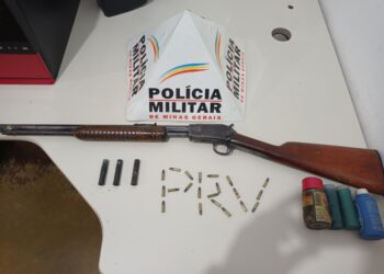 Mulher é resgatada nua e em estado de choque dentro de carro do companheiro que a agrediu