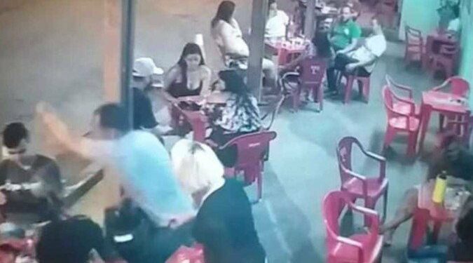 Bombeiro é procurado por atirar em jovem que teria compartilhado ‘nudes’ da filha dele, de 12 anos