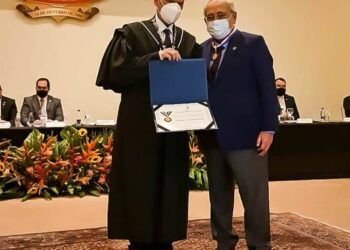 Amazonino é homenageado com  Colar do Mérito de Contas do TCE-Am