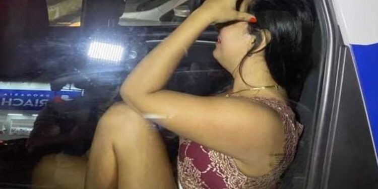 Manaus: Supostamente embriagada, mulher atropela dois motociclistas e é detida ao tentar fugir do local
