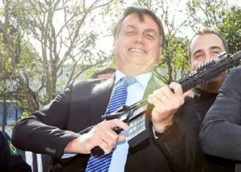 Bolsonaro diz para população que defende desarmamento ‘dá tiro de feijão’ quando tiver casa invadida