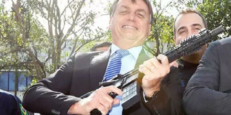 Bolsonaro diz para população que defende desarmamento ‘dá tiro de feijão’ quando tiver casa invadida