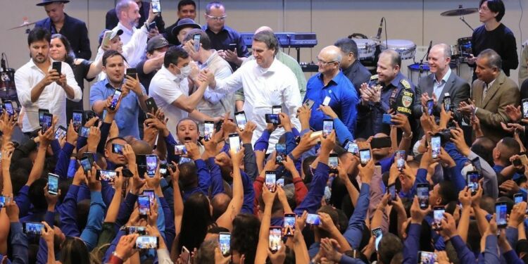 VÍDEO: A convite de Wilson Lima, Bolsonaro participa de formatura de 404 policiais militares, em Manaus