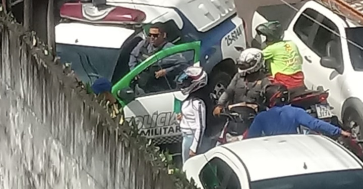 Assaltante é preso ao invadir casa de militar aposentado e o manter sob a mira de uma pistola