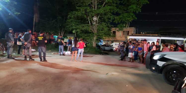 Homem é executado com vários tiros em campo de futebol, na zona Norte de Manaus