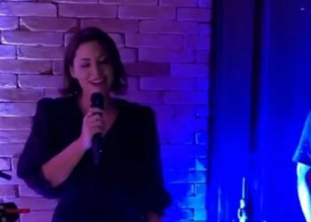 Michelle Bolsonaro canta sertanejo em aniversário do secretário da Cultura, Mario Frias