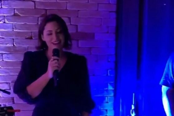 Michelle Bolsonaro canta sertanejo em aniversário do secretário da Cultura, Mario Frias
