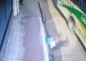 VÍDEO: adolescente é arremessa após ser atingida por ônibus ao tentar atravessar rua, em Manaus