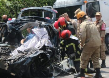 Engenheiro morre esmagado ao colidir com caminhão, no Distrito Industrial