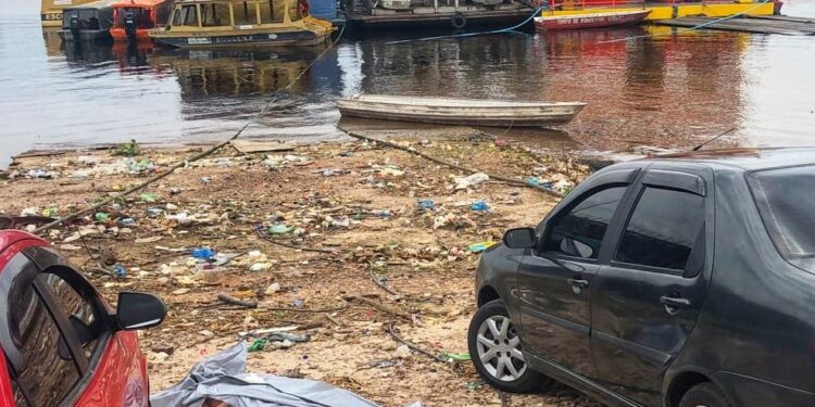 Jovem morre afogado após passar a noite bebendo com amigos e mergulhar no rio Negro
