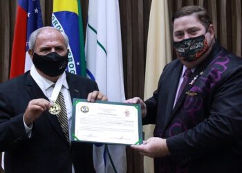 Após série de aumentos no preço da gasolina, dono de posto é homenageado por William Alemão na CMM