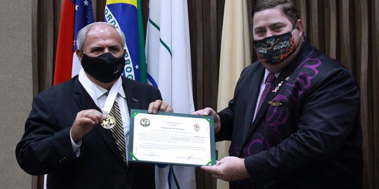 Após série de aumentos no preço da gasolina, dono de posto é homenageado por William Alemão na CMM