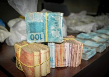 PC apreende R$ 120 mil em dinheiro, além de armas usadas por traficantes no AM; 5 pessoas foram presas