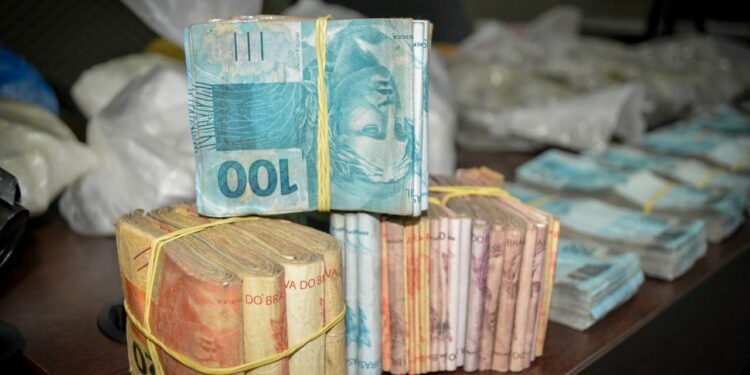 PC apreende R$ 120 mil em dinheiro, além de armas usadas por traficantes no AM; 5 pessoas foram presas