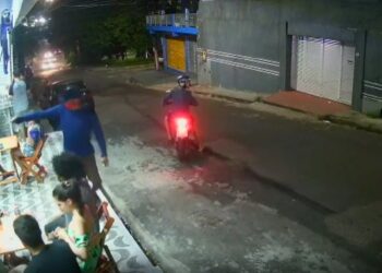 VÍDEO: Dupla de assaltantes faz arrastão entre clientes de lanchonete, no Alvorada