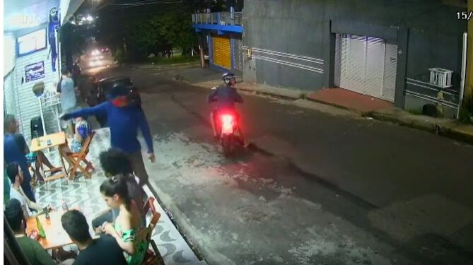 VÍDEO: Dupla de assaltantes faz arrastão entre clientes de lanchonete, no Alvorada