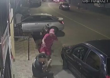 VÍDEO: Assaltante atira duas vezes contra vítima, mas arma falha e homem não é atingido