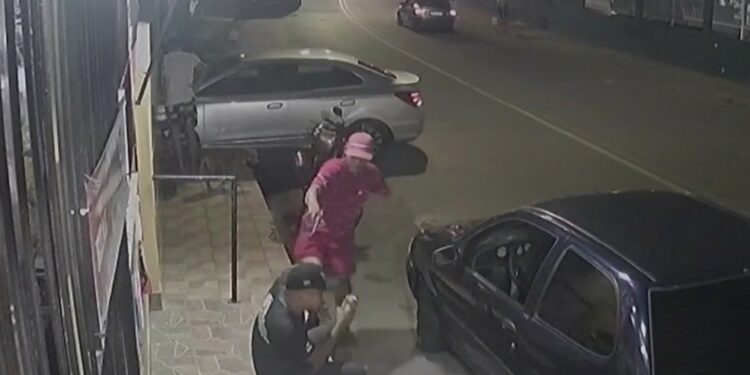 VÍDEO: Assaltante atira duas vezes contra vítima, mas arma falha e homem não é atingido
