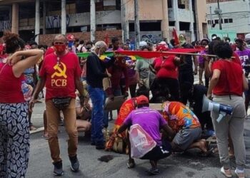 Manifestante é atropelada e arrastada por 50 metros durante ato contra presidente Bolsonaro