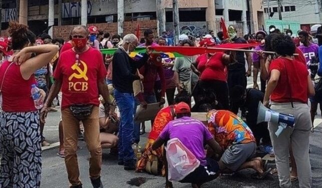 Manifestante é atropelada e arrastada por 50 metros durante ato contra presidente Bolsonaro