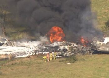 VÍDEO: Avião cai, explode e todos 21 ocupantes sobrevivem milagrosamente