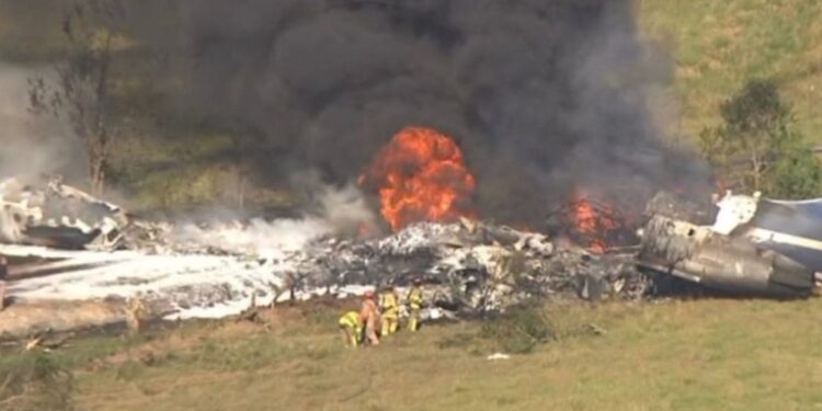 VÍDEO: Avião cai, explode e todos 21 ocupantes sobrevivem milagrosamente