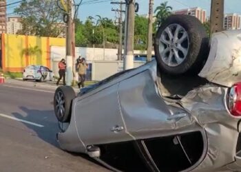 Motorista de App é atingida por veículo em alta velocidade e capota carro, na Ponta Negra