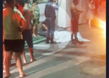 Jovem é assassinado a tiros e mãe se desespera ao ver o corpo do filho ensanguentado