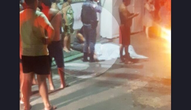 Jovem é assassinado a tiros e mãe se desespera ao ver o corpo do filho ensanguentado
