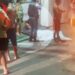 Jovem é assassinado a tiros e mãe se desespera ao ver o corpo do filho ensanguentado