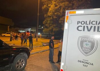 Homem abraça criança para protegê-la em tiroteio e é gravemente baleado