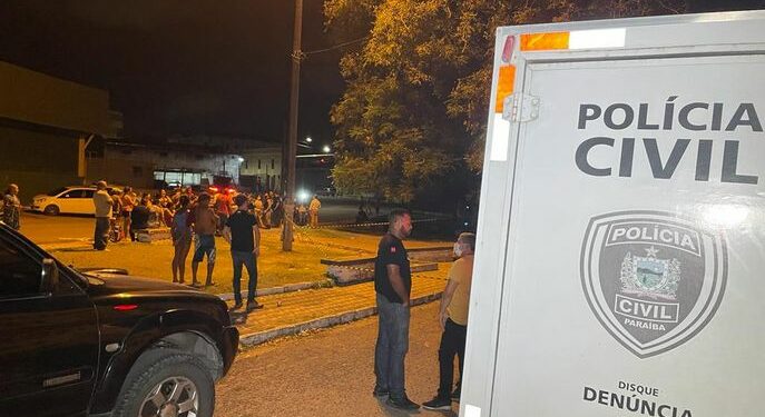 Homem abraça criança para protegê-la em tiroteio e é gravemente baleado