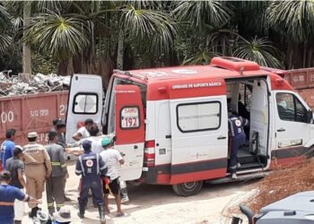 Trabalhador é resgatado com vida após ficar 2 horas soterrado em deslizamento de terra, em Manaus