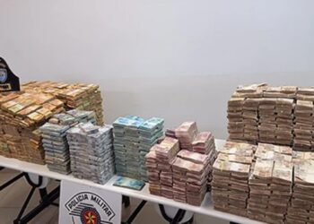 Polícia rodoviária apreende mais de R$11,5 milhões em dinheiro, escondidos em carreta