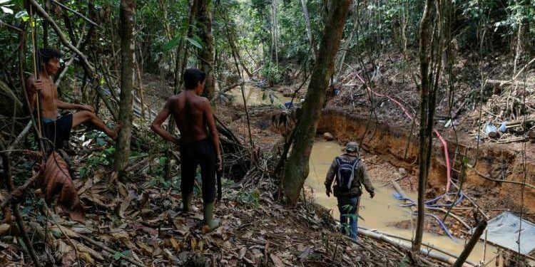 Duas crianças Yanomami morrem após serem sugadas por draga de garimpo ilegal