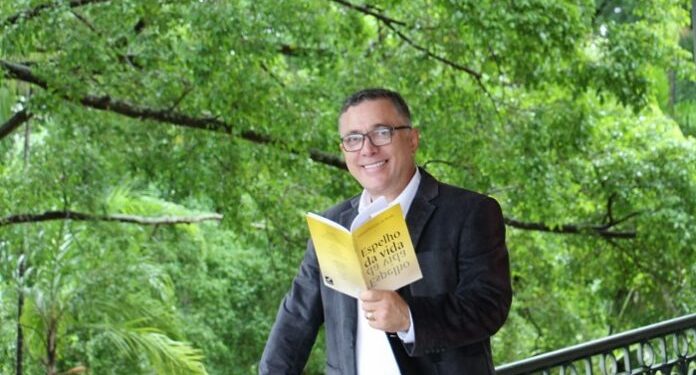 Noite de autógrafos: Escritor amazonense Adewal Ferreira lança livro “Espelho da Vida” nesta sexta (15)