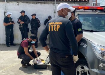 VÍDEO: Técnica de enfermagem é misteriosamente executada em estacionamento de drogaria