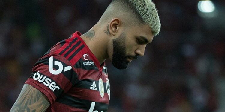 Após eliminação, Gabigol leva copo de cerveja na cara e parte para tomar satisfação de torcedor