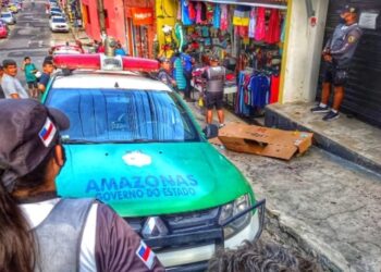 Homem é morto a facadas em meio a população, no Centro de Manaus