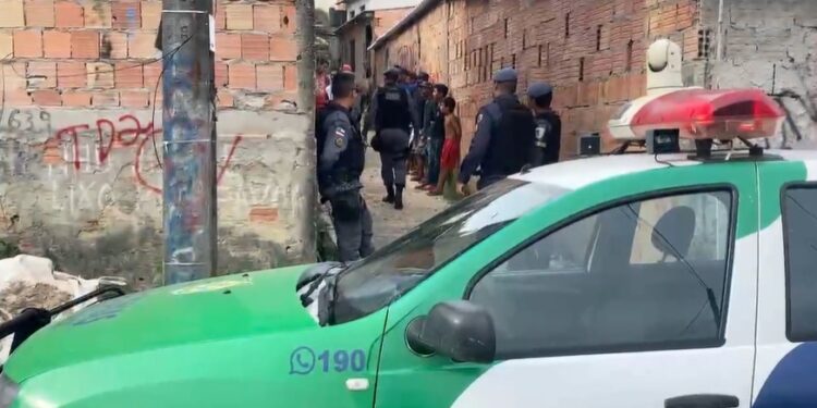 Homem é executado após ser perseguido e invadir casa para se esconder de criminosos