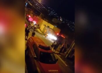 Idoso suspeito de estuprar criança de 3 anos é agredido pela população e jogado em bueiro