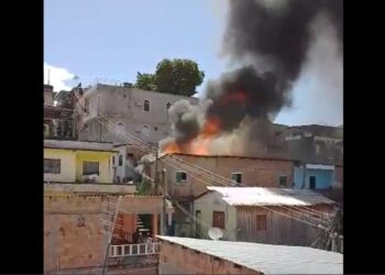 VÍDEO: Famílias tem casas destruídas em incêndio, na zona Sul de Manaus