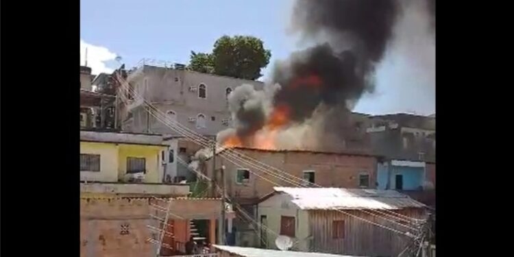 VÍDEO: Famílias tem casas destruídas em incêndio, na zona Sul de Manaus