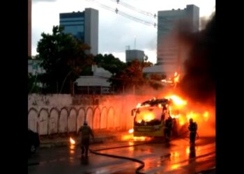 VÍDEO: Ônibus da linha 652 pega fogo na avenida Constantino Nery