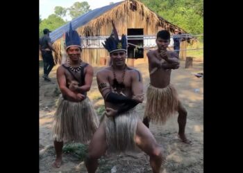 VÍDEO: Índios chamam atenção com dança ‘TikToker’ e viralizam na internet