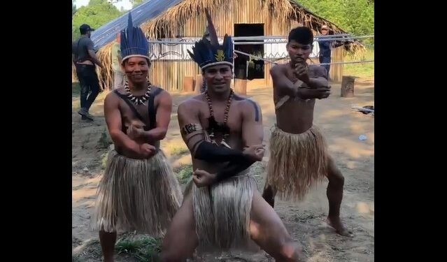VÍDEO: Índios chamam atenção com dança ‘TikToker’ e viralizam na internet